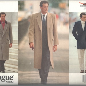 Peut inclure: Patron Vogue Homme présentant trois modèles de manteaux. Les manteaux comprennent un manteau en tweed croisé avec un col en velours noir, un long pardessus beige et un blazer bleu marine. La taille du patron est 44-46-48.
