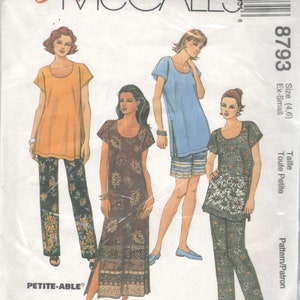 Può includere: Un cartamodello per cucire tre diversi abiti. Il cartamodello si chiama "Easy McCall's" e il numero del cartamodello è 8793. Il cartamodello è per le taglie 4 e 6, ed è per donne petite. Gli abiti sono tutti di stili diversi, uno è un abito lungo e fluido, uno è un abito più corto e casual, e l'ultimo è un abito di stile tunica.