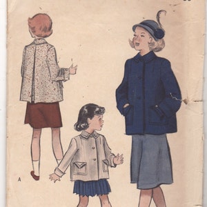 Puede incluir: Patrón de costura Butterick vintage con ilustraciones de tres figuras con abrigos y faldas. El patrón incluye información de tallas: pecho 24, talla 6. El precio es de 35¢.