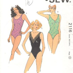 Peut inclure: Le patron Kwik Sew 2116 présente des illustrations de trois maillots de bain différents. Le patron comprend les tailles XS, S, M et L. Les maillots de bain sont un floral violet, un floral vert et un maillot de bain noir avec de la dentelle.