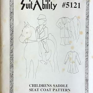 Op de afbeelding: Een vintage naaipatroon getiteld "SuitAbility #5121" met lijntekeningen van een kind op een paard en jasontwerpen. De tekst luidt "Childrens Saddle Seat Coat Pattern" en "Childrens Sizes 2-16". Het patroon staat op een crèmekleurige achtergrond.