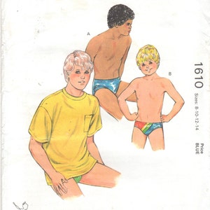 Può includere: Modello di cucito per abbigliamento da bambino, con una maglietta gialla e pantaloncini da bagno blu. Il modello è di Kwik-Sew Pattern Co., Inc. ed è per le taglie 8-10-12-14.