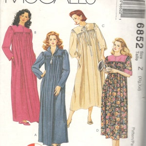 Könnte beinhalten: McCall's Schnittmuster für Roben. Das Muster zeigt Illustrationen von vier verschiedenen Roben-Designs in verschiedenen Farben, darunter Rosa, Blau, Beige und Blumenmuster. Der Text auf dem Muster lautet "3 Hour Robe".