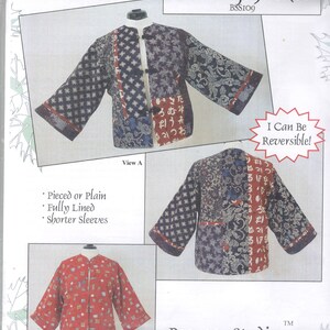 Könnte beinhalten: Ein Schnittmuster für eine wendbare Mt. Fuji Jacke. Das Jackendesign zeigt einen Patchwork-Stil mit japanischem Text und floralen Mustern. Das Muster beinhaltet Optionen für Stoffe mit oder ohne Muster, komplett gefüttert und kürzere Ärmel. Der Text "I Can Be Reversible!" ist ebenfalls sichtbar.