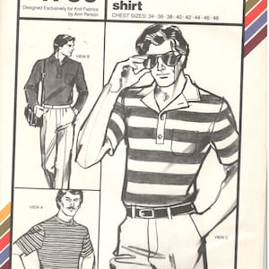 Può includere: Un cartamodello per una maglietta e una camicia con patta per uomo. Il cartamodello comprende tre viste: una maglietta, una camicia con patta e una camicia con patta e colletto. Il cartamodello è progettato per tessuti a maglia e include istruzioni per le taglie 34-48.
