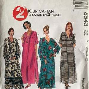 Op de afbeelding: Een naaipatroon voor een caftanjurk. Het patroon bevat drie verschillende stijlen: een bloemenprint, een gestreepte print en een effen roze caftan. Het patroon heet "2 Hour Caftan" en "Le Caftan en 2 Heures".