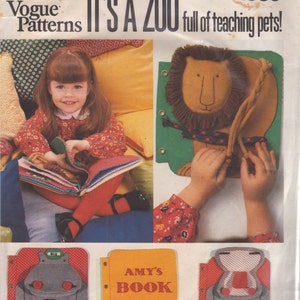 Puede incluir: Un patrón de costura vintage de Vogue Patterns para un libro infantil titulado "It's a Zoo" lleno de mascotas que enseñan! El patrón es de 1959 y presenta a una niña leyendo un libro con un león, un hipopótamo y un oso en la portada.