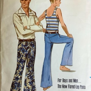 Op de afbeelding: Een vintage naaipatroon voor een broek met wijde pijpen, met twee illustraties van modellen die de broek dragen. Het patroon is voor jongens en mannen, met taillematen van 25 1/2 inch tot 38 inch. Het patroon is getiteld "Butterick 5268" en kost 65 cent.