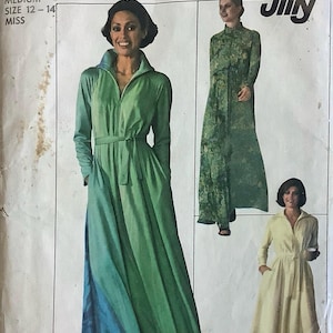 Könnte beinhalten: Ein Vintage-Schnittmuster für ein langes Kleid mit Kragen und Gürtel. Das Schnittmuster ist für die Größen 12-14 und stammt von Simplicity Schnittmuster Nummer 7833.