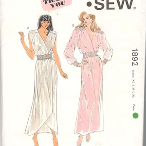 Op de afbeelding: Een naaipatroon voor twee lange jurken. Het patroon heet "KWIK-SEW" en het patroonnummer is 1892. Het patroon is voor de maten XS-S-M-L-XL.