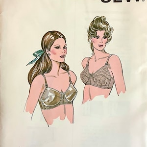 Könnte beinhalten: Ein Schnittmuster für einen BH, mit zwei Illustrationen von Frauen, die BHs tragen. Das Schnittmuster ist für die Größen 32 und 34 mit den Körbchengrößen AA, A, B, C und D. Das Schnittmuster heißt "Kwik-Sew Pattern Co., Inc." und die Schnittmuster-Nummer ist 1017.