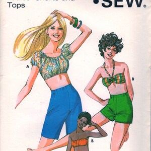 Könnte beinhalten: Eine Kwik Sew Schnittmusterhülle für Damen-Shorts und Oberteile, Modellnummer 483, Größen 6-8-10. Die Illustration zeigt drei Figuren in verschiedenen bauchfreien Oberteilen und Shorts in Blau, Grün und Orange, mit gedrucktem Text.