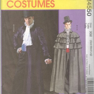 Op de afbeelding: Een naaipatroon voor een kostuum met twee figuren. De figuur links draagt een paarse jas, een wit geplooid overhemd en een zwarte broek. De figuur rechts draagt een grijze cape met een zwarte kraag en een wit geplooid overhemd. Het patroon is voor de maten klein, middel en groot.