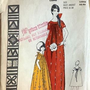 Op de afbeelding: Vintage naaipatroon getiteld "Polynesian Pattern" met illustraties van twee vrouwen in lange jurken. Het patroon bevat de tekst "Luau" en "Size Bust-Breast 38-40". De omslag is wit met zwarte en rode graphics.