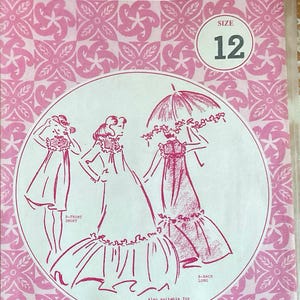 Op de afbeelding: Een vintage Patterns Pacifica naaipatroonpakket. Het roze pakket bevat illustraties van drie damesjurken. Het patroon in maat 12 bevat een korte voorkant, een lange achterkant en een vooraanzicht. Het pakket bevat ook de tekst "Ook geschikt voor koud weer, afhankelijk van de stof."