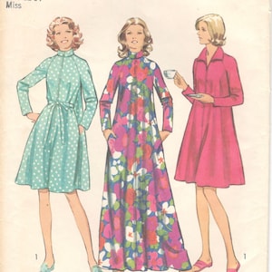 Könnte beinhalten: Vintage Simplicity Schnittmuster 5314 mit drei Damenmode-Designs. Die Illustrationen umfassen ein gepunktetes Kleid, ein Maxikleid mit Blumenmuster und ein einfarbiges rosa Kleid. Das Muster ist für eine mittlere Größe 12-14 Miss.