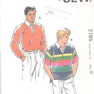 Könnte beinhalten: Kwik Sew Schnittmuster 2185 mit Abbildungen von zwei Poloshirts. Eines ist langärmlig in Orange, das andere kurzärmlig mit horizontalen Streifen. Größen S-M-L-XL. Entworfen von Kerstin Martensson.