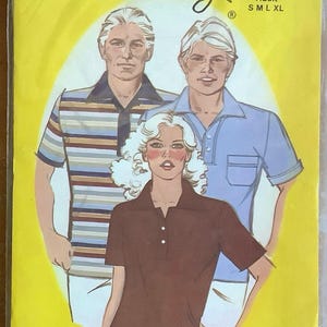 Könnte beinhalten: Eine Vintage-Schnittmusterpackung mit dem Text "Sew Easy" und "Golf Shirt Adult". Die Illustration zeigt drei Figuren, die Golfshirts in verschiedenen Farben und Mustern tragen. Die Verpackung ist gelb.