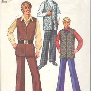 Puede incluir: Un patr&oacute;n de costura vintage para dos chalecos. El patr&oacute;n es para las tallas 40 de pecho y 36 de cintura. El patr&oacute;n muestra a dos hombres usando los chalecos. Un chaleco es marr&oacute;n y el otro es verde y azul.