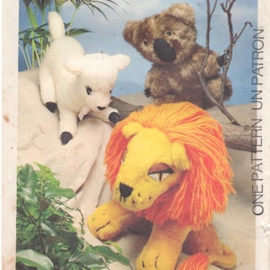 Può includere: Un modello di cucito vintage per realizzare tre animali di peluche: un leone, un agnello e un koala. Il modello è intitolato "Style" e ha il numero 1680 stampato su di esso. Il modello è per una taglia e stampato in bianco e nero.