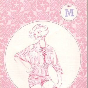Op de afbeelding: Een roze en wit naai-patroon met een tekening van een vrouw die een top met korte mouwen en een short draagt. Het patroonnummer is 1014 en de maat is M.