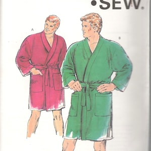Puede incluir: Patrón Kwik Sew 1664 para una bata con tallas de pecho 50-52-54-56. La ilustración muestra dos variantes: estilo A en magenta y estilo B en verde. Ambas batas cuentan con cuello tipo chal, mangas largas, un cinturón de lazo y dos bolsillos frontales.