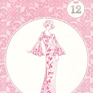 Op de afbeelding: Een vintage naaipatroon van Patterns Pacifica, met een ontwerp voor een lange jurk met klokmouwen. De illustratie is in roze en wit, met een bloemenpatroon op de jurk. Het patroon is maat 12.