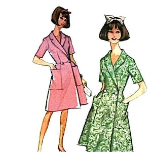 Op de afbeelding: Twee vrouwen dragen vintage-jurken met een dubbele knoopsluiting en zakken. De jurk aan de linkerkant is roze en de jurk aan de rechterkant is groen met een bloemenpatroon.