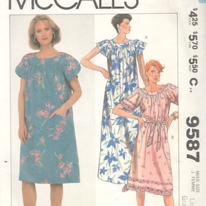 Op de afbeelding: Een naaipatroon voor een jurk met een bloemenprint. Het patroon is McCall's 9587 en is voor een grote of zeer grote maat voor dames. Het patroon bevat drie verschillende jurkstijlen, allemaal met korte mouwen en een ronde hals.