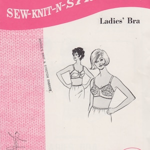 Könnte beinhalten: Sew-Knit-N-Stretch Schnittmuster Nr. 218 für einen Damen-BH, Größe 34 A-B-C Cup. Das Schnittmuster enthält Anleitungen zum Nähen eines BHs mit Spitze, Gummiband und Nylon-Gaze. Das Schnittmuster wurde von Kerstin Martensson entworfen und wird in den USA gedruckt.