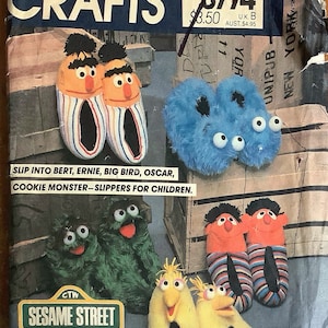 De Voet Van Het Meisje In Grappige Konijntjespantoffels Op De Vloer Hoogste Mening 123929421