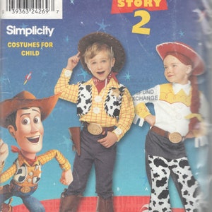 Puede incluir: Un sobre de patrón de costura Simplicity para disfraces infantiles de Disney Pixar Toy Story 2, talla A 3, 4, 5, 6, 7, 8. El empaque presenta ilustraciones de Woody y Jessie, junto a fotos de niños vistiendo los trajes de vaquero y vaquera.