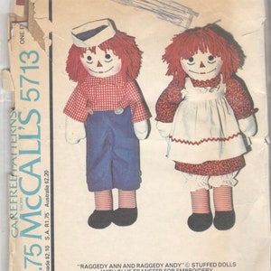 K&ouml;nnte beinhalten: Ein Vintage-N&auml;hmuster zum N&auml;hen von Raggedy Ann und Raggedy Andy Puppen. Das Muster enth&auml;lt einen blauen Transfer zum Sticken. Das Muster ist von McCall's und die Nummer ist 5713.