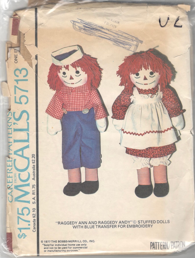 K&ouml;nnte beinhalten: Ein Vintage-N&auml;hmuster zum N&auml;hen von Raggedy Ann und Raggedy Andy Puppen. Das Muster enth&auml;lt einen blauen Transfer zum Sticken. Das Muster ist von McCall's und die Nummer ist 5713.