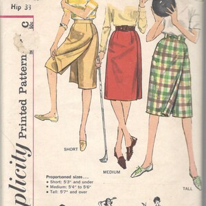 Op de afbeelding: Vintage naaipatroon voor een rok met drie verschillende lengtes: kort, medium en lang. Het patroon bevat illustraties van vrouwen die de rok dragen in verschillende settings, waaronder bowlen, golfen en straatmode. Het patroonnummer is 3922. Taille 24, Heup 33.