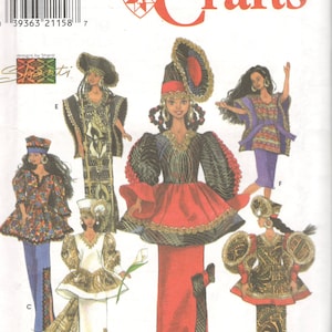 Puede incluir: Un patrón de costura Simplicity Crafts para cinco muñecas que llevan vestidos y tocados coloridos y estampados. El número del patrón es 7959 y el patrón es para una sola talla.