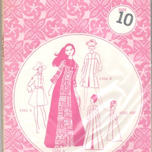 Op de afbeelding: Een vintage naaipatroon voor een jurk met drie verschillende aanzichten. Het patroon is voor maat 10 en is van Patterns Pacifica. Het patroon is roze en wit en heeft een bloemenmotief.
