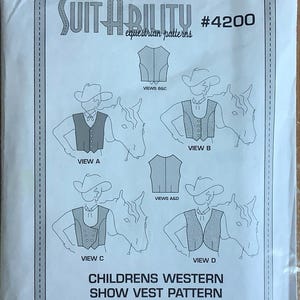 Könnte beinhalten: Ein Schnittmuster für eine Western-Show-Weste für Kinder. Das Muster enthält vier verschiedene Ansichten der Weste, jede mit einem anderen Stil. Das Muster heißt "Suit-Ability #4200 Equestrian Patterns".