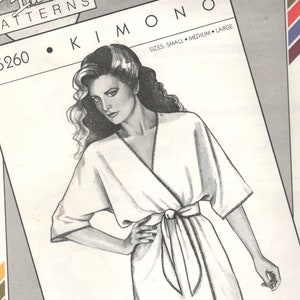 Peut inclure: Un dessin au trait noir et blanc d'une femme portant une robe de style kimono. Le patron est pour "Stretch & Sew" et s'appelle "Kimono" avec le numéro 5260. Les tailles sont petite, moyenne et grande.