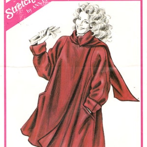 Könnte beinhalten: Ein Vintage-Schnittmuster für einen Damen-Swing-Mantel, mit einer Zeichnung einer Frau, die den Mantel trägt. Das Muster umfasst Brustgrößen von 76-117 cm und 117-142 cm. Das Muster ist von Ann Person und trägt die Bezeichnung Stretch & Sew.