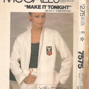 Può includere: Un blazer bianco con una chiusura a un solo bottone e un piccolo emblema di aquila sulla tasca sinistra del petto. Il blazer è abbinato a una maglia nera e pantaloni bianchi. Il testo "Make it Tonight" e "Wear it Tomorrow!" è stampato sul cartamodello. Il numero del cartamodello è 7575.
