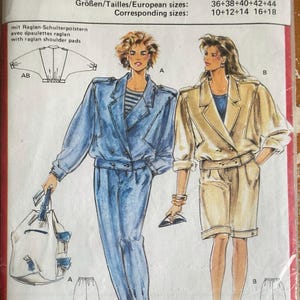 Può includere: Una busta per cartamodello Burda 5772 con illustrazioni di due completi con spalline raglan. Un completo mostra giacca e pantaloni blu, l'altro giacca e pantaloncini beige. Il testo include le taglie 36-44 e 10-18.