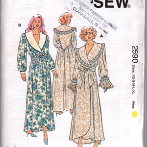 Cartamodello Kwik Sew 2590 per vestaglia romantica anni '90 con volant, collo a scialle e orlo sagomato, taglie XS, S, M, L, busto 31-41.