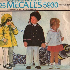 Könnte beinhalten: Ein Vintage-Schnittmuster für einen Mantel oder eine Jacke und eine Mütze für Kleinkinder. Das Schnittmuster ist von McCall's und die Schnittmuster-Nummer ist 5930. Das Schnittmuster ist für eine Kleinkindgröße 1. Das Schnittmuster zeigt drei verschiedene Stile von Mänteln oder Jacken. Der erste ist ein gelber Mantel mit einem weißen Kragen und weißen Manschetten. Der zweite ist ein blauer Mantel mit einem weißen Kragen und weißen Manschetten. Der dritte ist ein weißer Mantel mit einem roten Kragen und roten Manschetten.