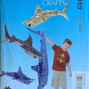 以下が含まれることがあります： McCall's Crafts の縫製パターン M7103、サメのぬいぐるみ付き。 このパターンには、トラザメ、まだらのサメ、ハンマーヘッドシャークなど、さまざまなサメのスタイルのデザインが含まれています。 パターンサイズはOSZです。
