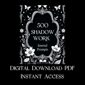 Könnte beinhalten: Ein digitales PDF-Journal-Cover zum Herunterladen mit dem Text "500 Shadow Work Journal Prompts". Das Design zeigt einen schwarzen Hintergrund mit einem dekorativen Rahmen, weißen Blumen, Schmetterlingen und den Worten "Digitaler Download PDF Sofortiger Zugriff."