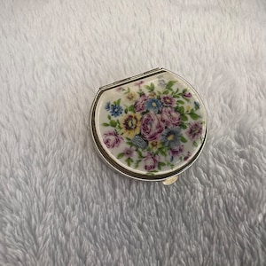 手描きの小箱、花のモチーフ、ビンテージ ピル ボックス、アンティーク アクセサリー、コレクター アイテム、ジュエリー ストレージ、エレガントなピル ボックス