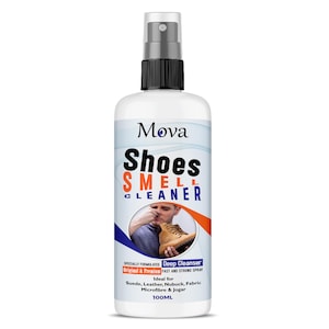 Puede incluir: Una botella blanca de Mova Shoes Smell Cleaner con un pulverizador negro. La etiqueta presenta el nombre del producto, una imagen de una persona oliendo un zapato y texto que indica que es para varios materiales. La botella contiene 100 ml.