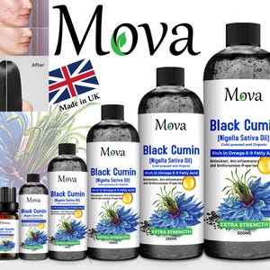 Puede incluir: Cuatro botellas de aceite de semillas de comino negro de diferentes tamaños, etiquetadas como "Mova Black Cumin (Nigella Sativa Oil)". Las botellas son de vidrio transparente con etiquetas negras y presentan un gráfico de una flor azul. La botella más grande es de 500 ml, la siguiente más grande es de 250 ml y las dos botellas más pequeñas son de 100 ml. Las botellas están dispuestas de la más grande a la más pequeña, con la botella más grande a la izquierda y la más pequeña a la derecha.
