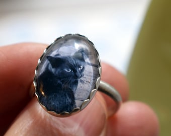 Anillo personalizado de plata de ley con foto y borde festoneado para guardar recuerdos.